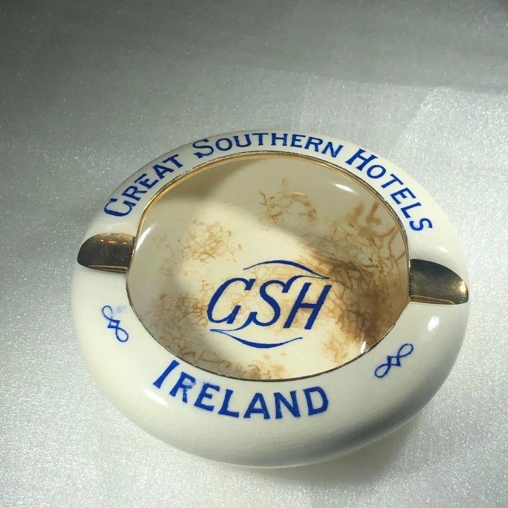 VINTAGE GREAT SOUTHERN HOTELS IRELAND WHITE CERAMIC WITH GOLD & BLUE ASHTRAY